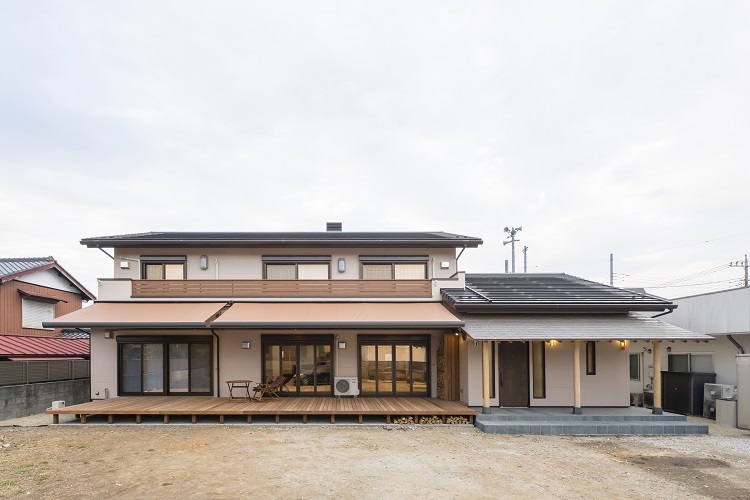 質感を堪能する薪ストーブのある家