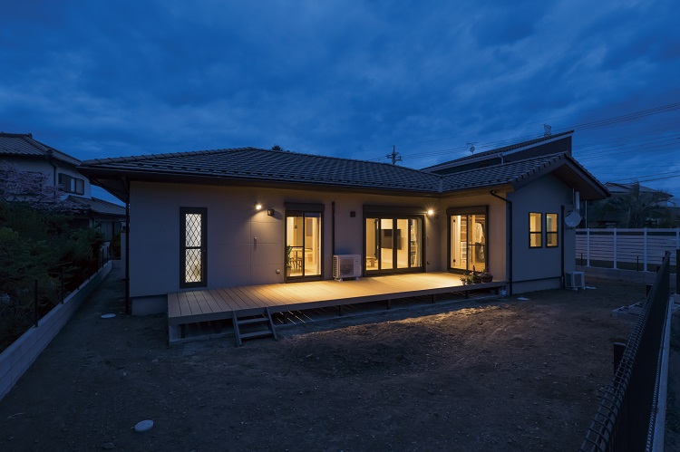 リビングに家族が集まる平屋の生活