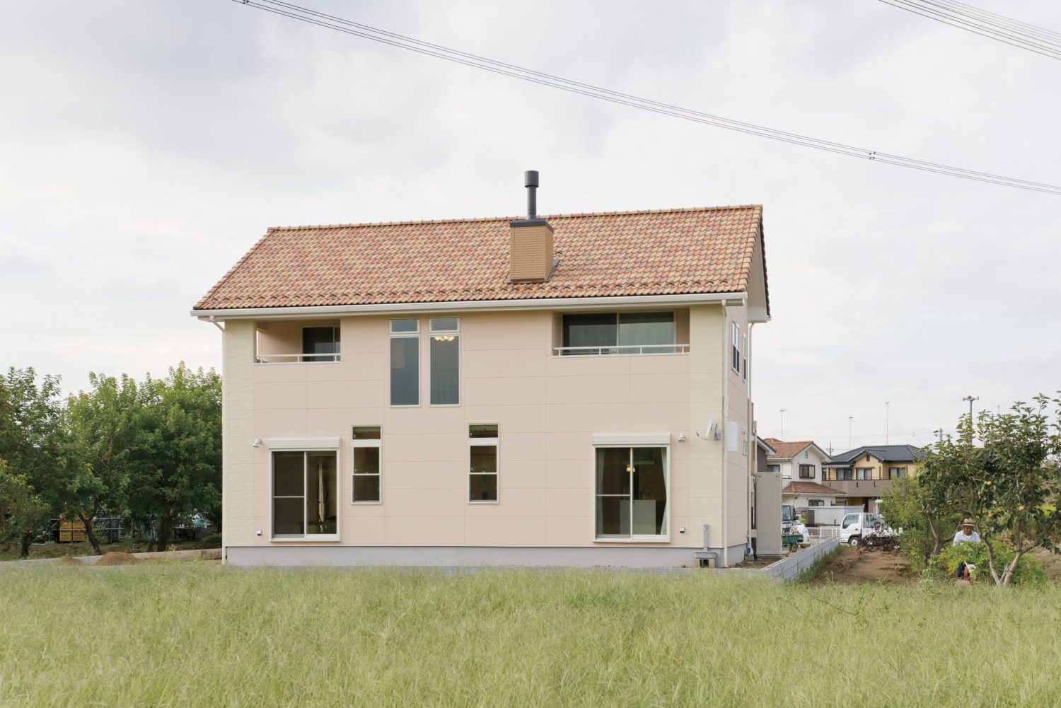大空間の薪ストーブのある木の家
