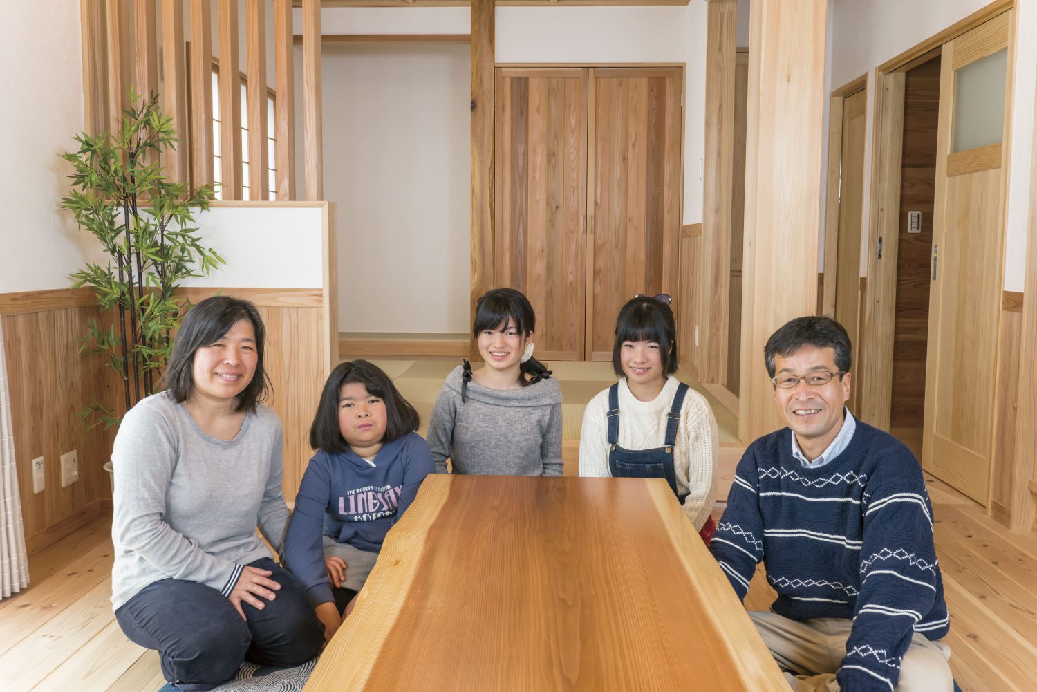 杉と漆喰が調和する木の香る家