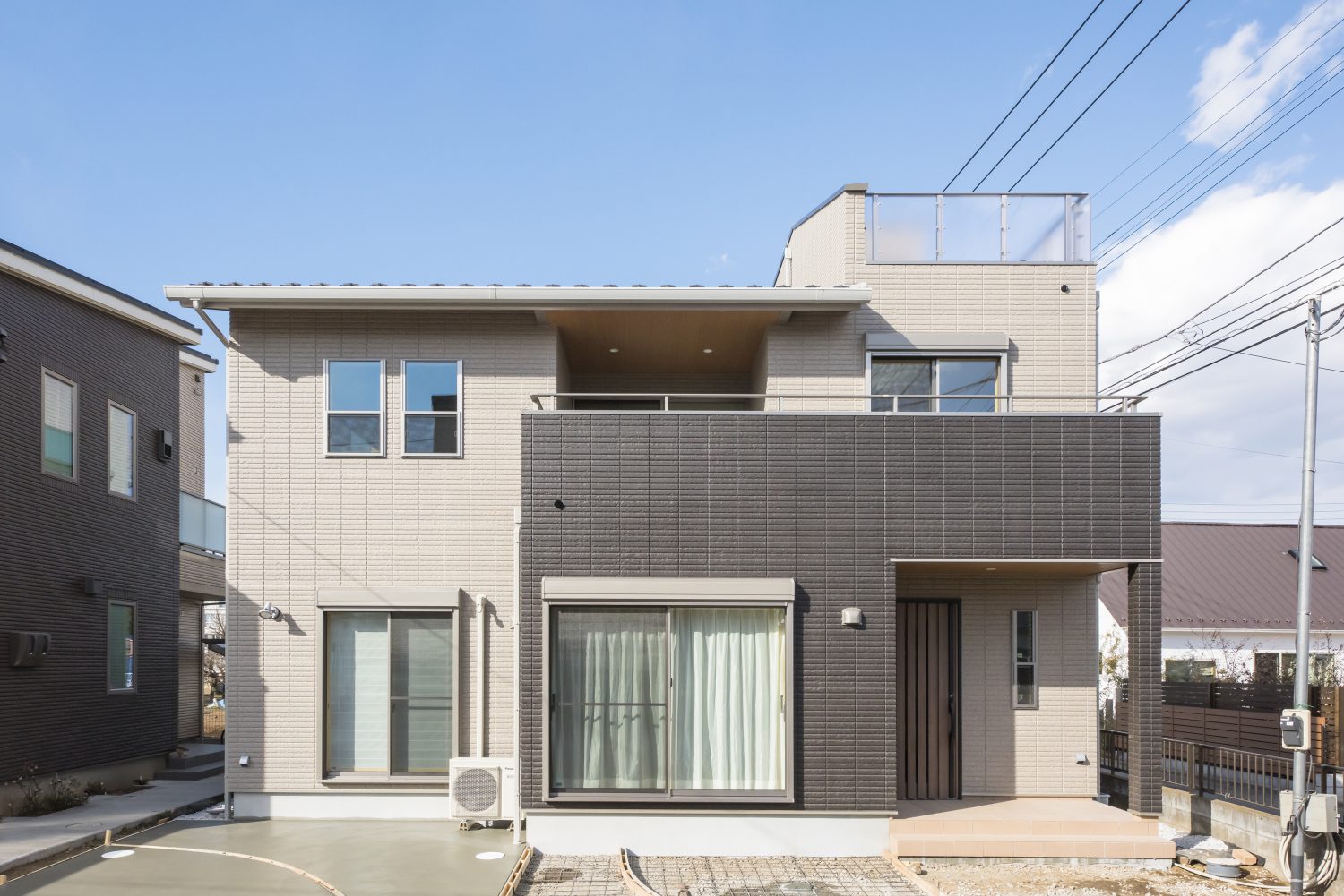 木の香る屋上のある家