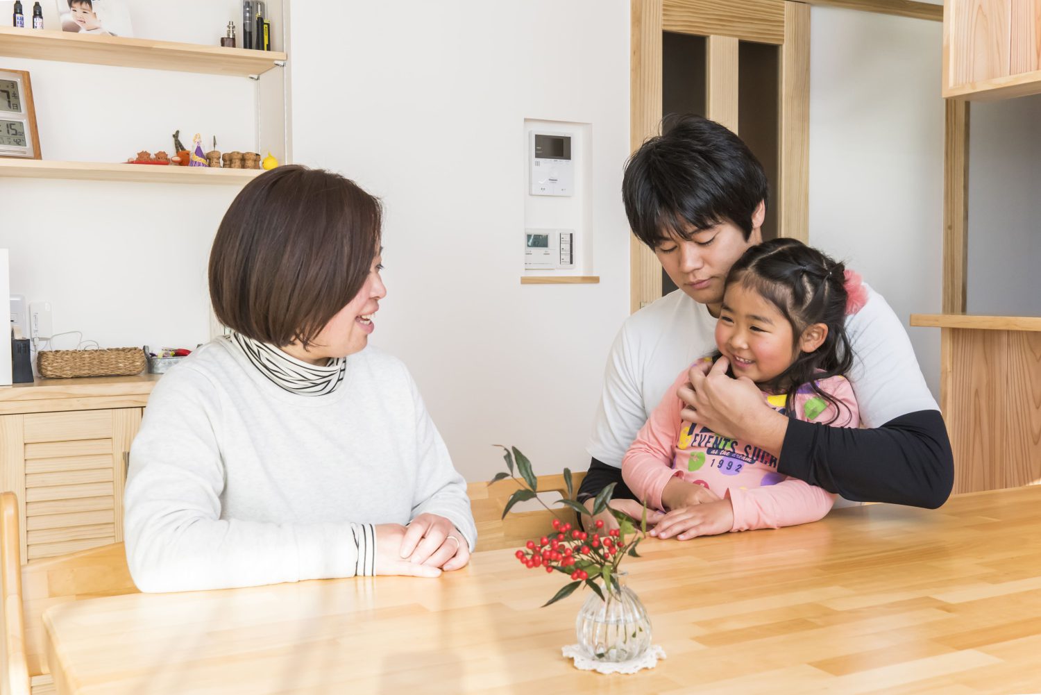 木に囲まれた温もりの家