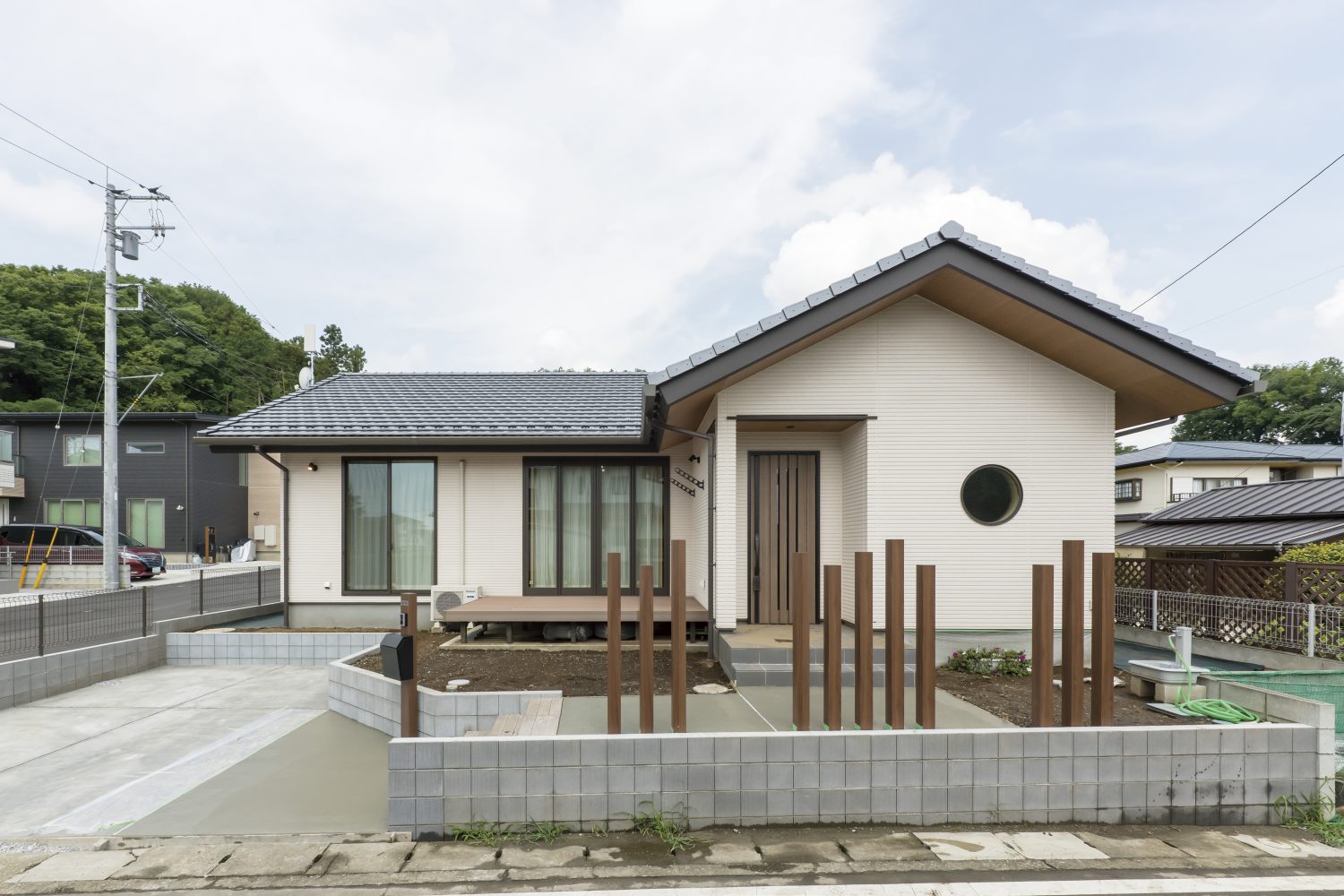 天然秋田杉と檜の大黒柱が癒す平屋住宅