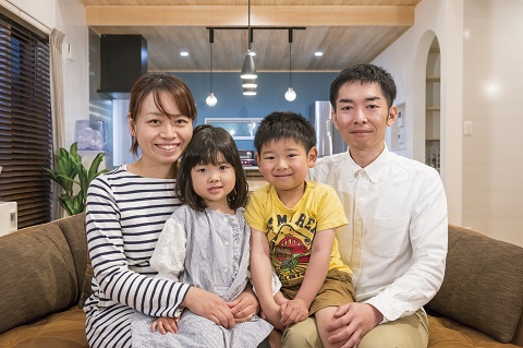 リビングに家族が集まる平屋の生活